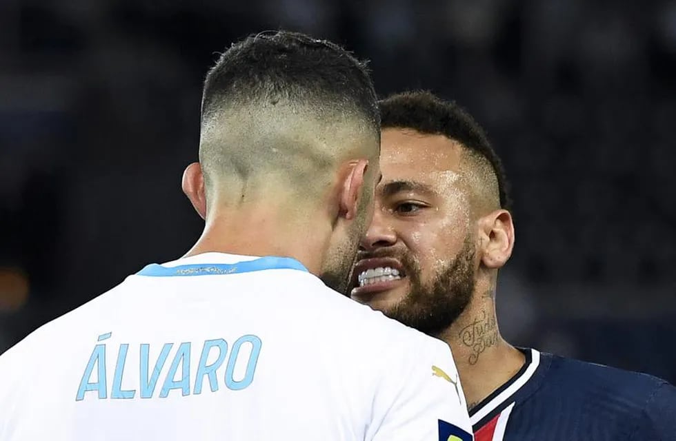 Álvaro González discute con Neymar Jr. El español será sancionado por racismo y el brasileño, por homofobia. / archivo