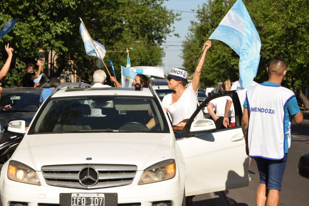En vehículos, con banderas y cantos varios peronistas festejaron en el Día de la Lealtad.