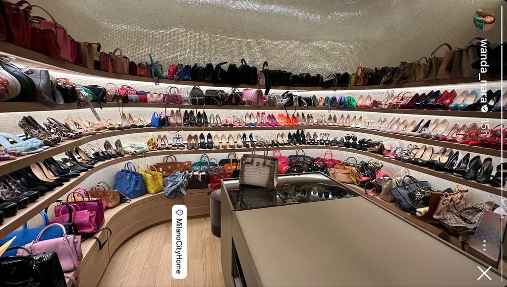 El lujoso vestidor con cientos de zapatos que Wanda Nara tiene en su casa de Milán.