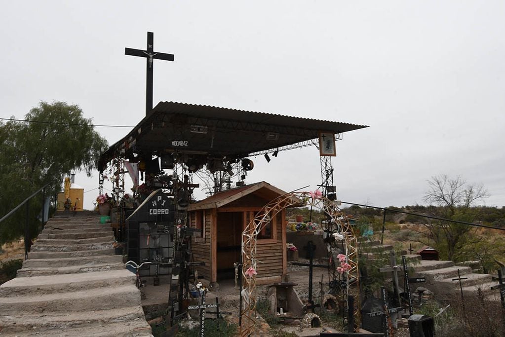 Cientos de cruces y otros objetos son dejados por los fieles a modo de agradecimiento por los favores recibidos. Marcelo Rolland /