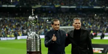 Los técnicos campeones con Boca y River, respectivamente, fueron los encargados de colocar la copa en el centro de la salida de los equipos.