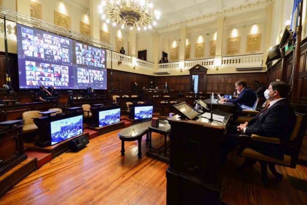 Apertura de sesiones ordinarias de la pandemia. Recinto legislativo vacío, pantalla para ver a los legisladores desde sus casas.