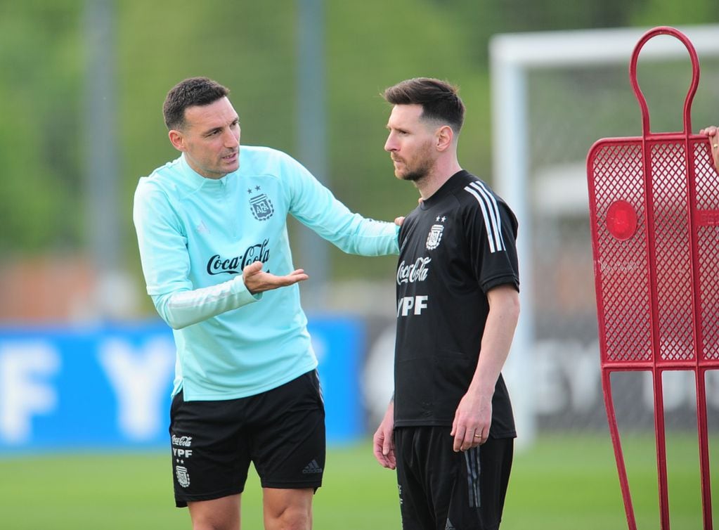 Lionel Scaloni junto Leo Messi en el entrenamiento de la Selección Argentina. / Clarin.