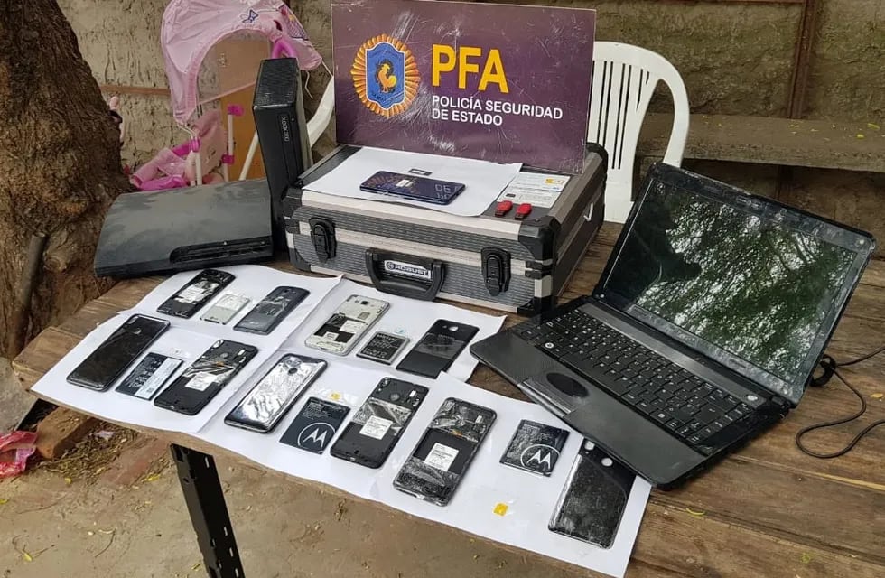 Fueron decomisados distintos dispositivos para producir, distribuir o intercambiar fotos y videos de niños abusados. / Prensa PFA