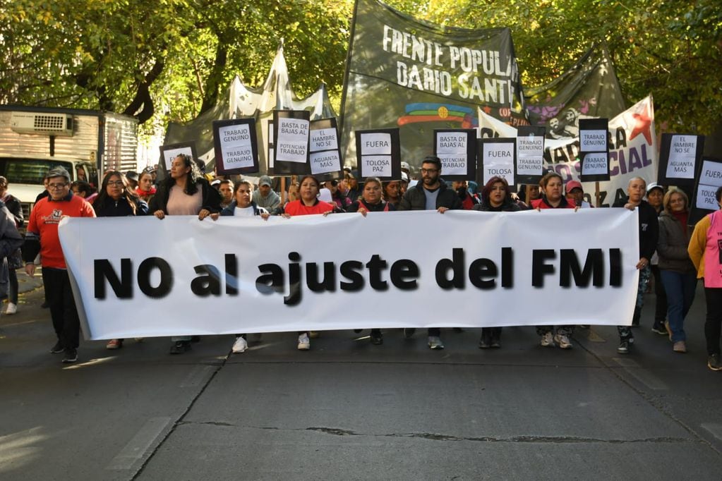 La columna del Polo Obrero en la marcha hacia Casa de Gobierno. Foto: Ignacio Blanco
