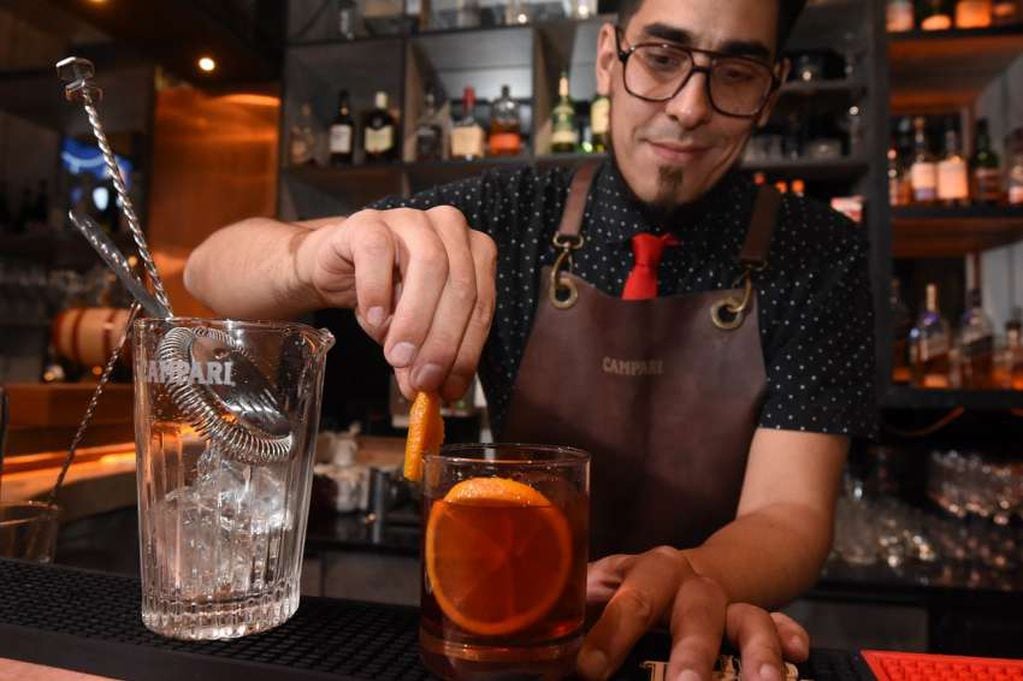 
Docencia. Luis Morales es bartender, encargado del bar de Chachingo y tiene su escuela de coctelería | Gustavo Rogé / Los Andes
   