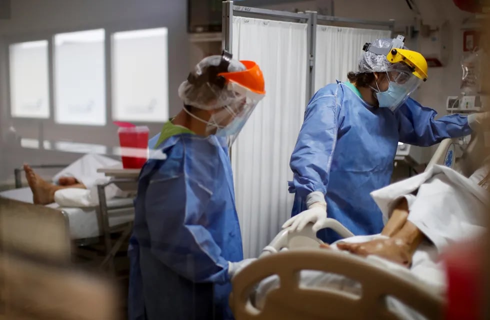 Trabajadores de la Salud atienden a personas con Covid-19 internadas en terapia intensiva de un hospital bonaerense. AP