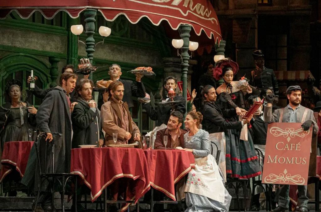 En "La Bohème" se vio una suntuosa producción, y este año Zanetti promete hacer lo mismo con "Pagliacci" y "Cavalleria Rusticana". 