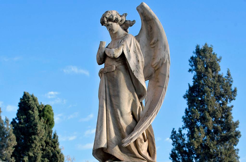 Amanece en el cementerio de la Ciudad de Mendoza. Despiertan los ángeles de mármol en ese tiempo sin tiempo. Foto:  Orlando Pelichotti