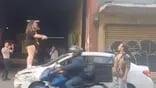 La furia en video: una mujer destrozó el auto de su pareja al encontrarlo con otra
