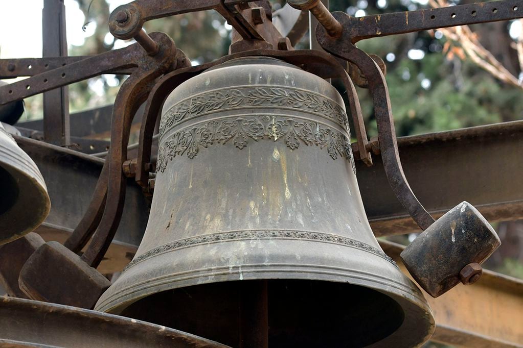 Detalle de las campanas del carillón del reloj de la ex Plaza Cobo. Foto: Orlando Pelichotti