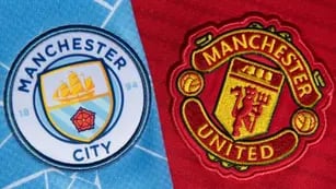 Los escudos de los dos clubes de Manchester