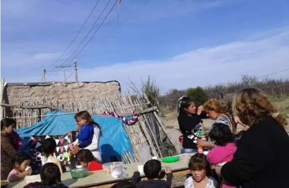 Solidaridad: necesitan construir un salón para 250 chicos que están a la intemperie en un comedor. Foto: Gentileza Brisa Moyano