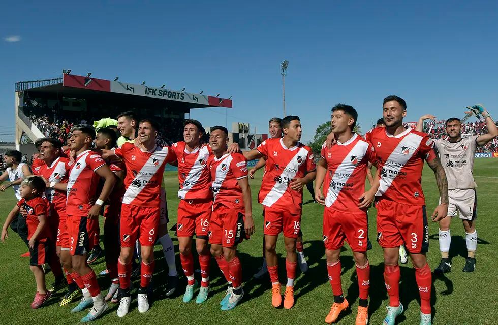El Deportivo Maipú se clasificó a las semifinales de la Primera Nacional de Fútbol , luego de ganarle 2-0 a Temperley. / Los Andes. 

Foto: Orlando Pelichotti