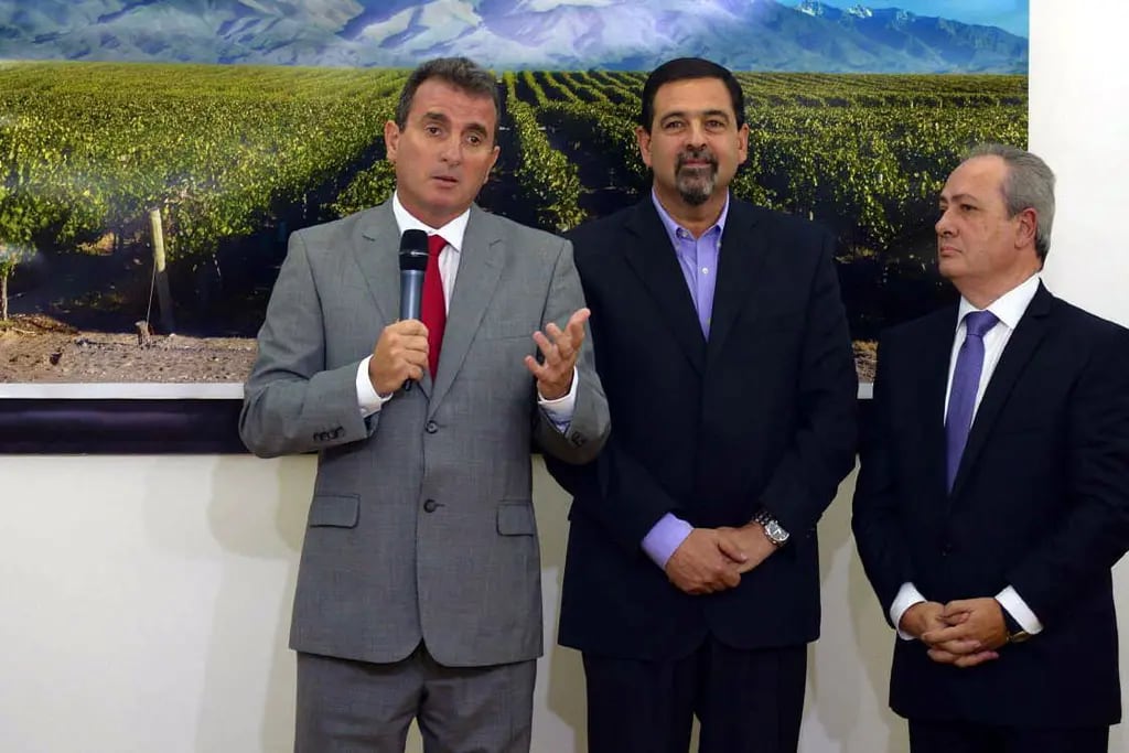  Pérez y el vice Ciurca, ayer durante la asunción del nuevo ministro de Salud, Oscar Renna.