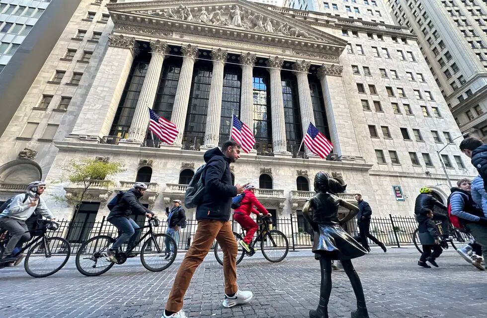 Un hombre pasa junto a la estatua de la "Niña sin miedo" frente a la Bolsa de Valores en Nueva York.
