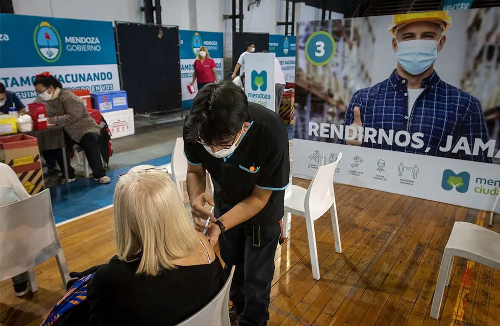 Pacientes con enfermedades de base deberán presentar certificado médico. Foto: Ignacio Blanco / Los Andes