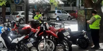 Inspectores de la ciudad de Mendoza multan a motociclistas por estacionar en las veredas.