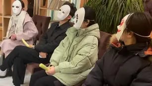 Empresa china pone máscaras para evitar discrimnación