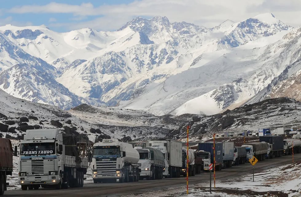 Camioneros varados esperan cruzar en los siguientes días a Chile. Imagen de Archivo
