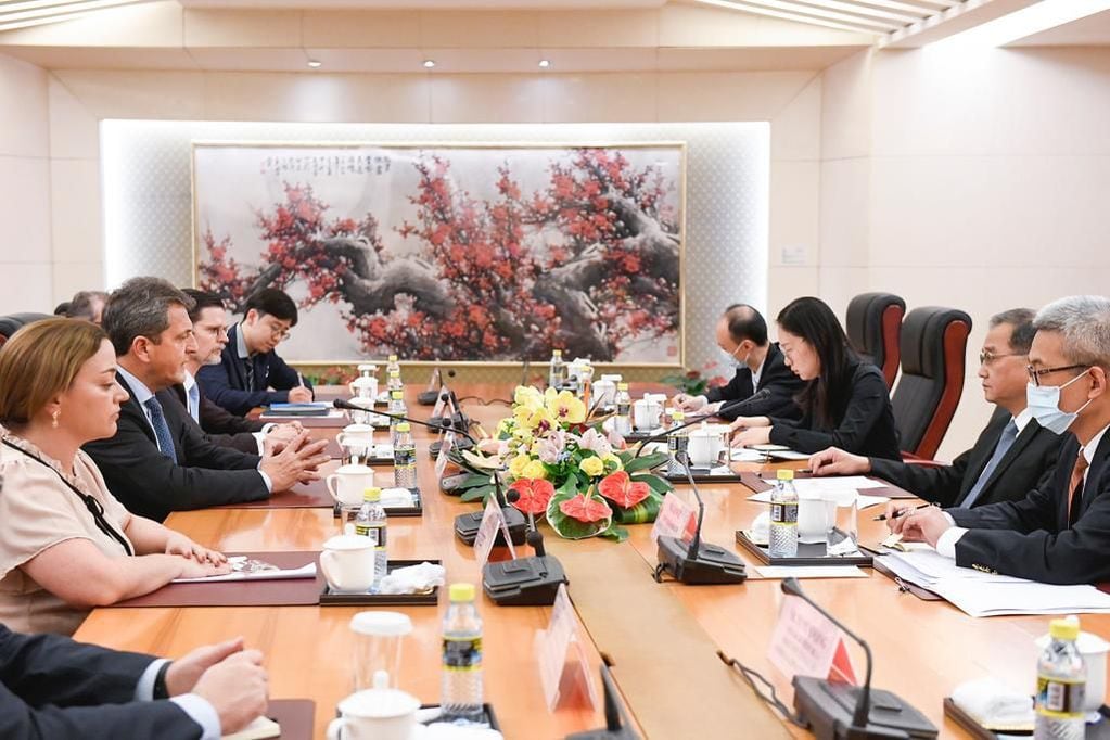 El ministro durante una reunión en Beijing con el viceministro de Relaciones Exteriores Deng Li y el representante del gobierno chino para Asuntos Latinoamericanos, Qiu Xiaoqi. Foto: @SergioMassa / Twitter