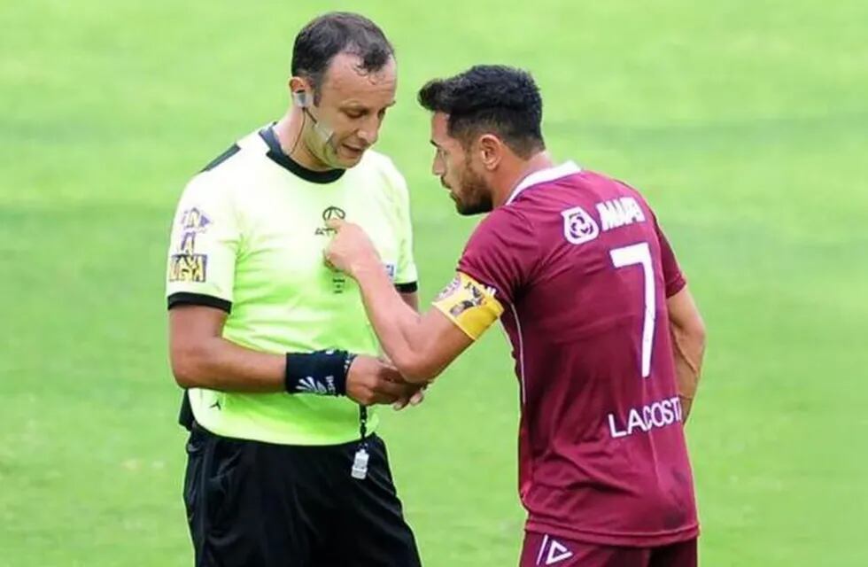 El Laucha Acosta (Lanus) amenazó al árbitro Darío Herrera y fue sancionado por 8 fechas. Ahora, tras la reducción podrá volver frente a Tigre.