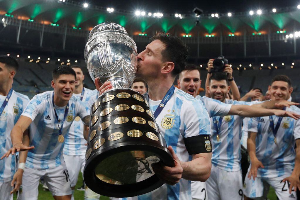 Messi besa la Copa América. La foto elegida por La Pulga en uno de sus momentos inolvidables del 2021. (AP)