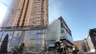 Ucrania: un edificio residencial fue alcanzado por un misil ruso (AP).
