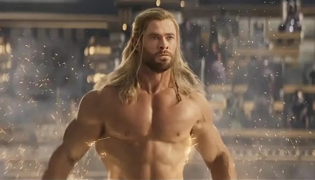 En la próxima película de Marvel, Chris Hemsworth hace un jugado desnudo