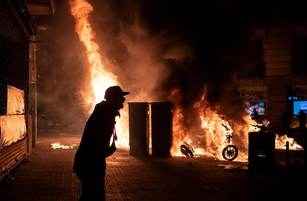 Violentos enfrentamientos entre policías y manifestantes a favor del rapero Hasél. AP