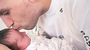 Dibu Martínez conoció a su hija recién nacida