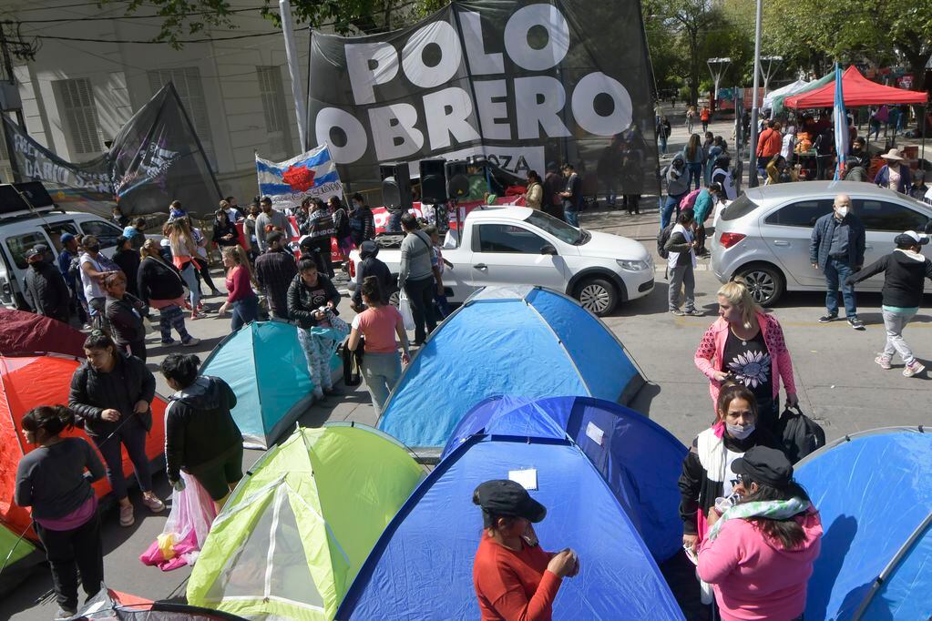 Acampe y protesta del Polo Obrero. Foto: Orlando Pelichotti / Los Andes
