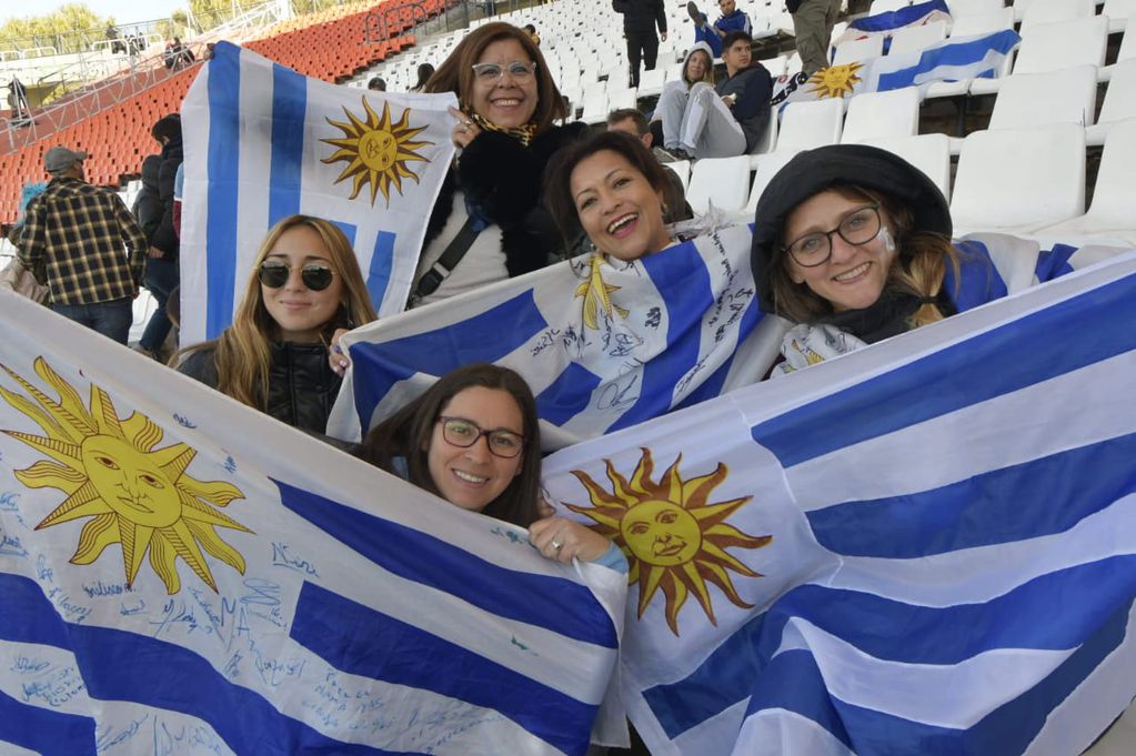 El público uruguayo copó el estadio Malvinas Argentinas. / Orlando Pelichotti (Los Andes).