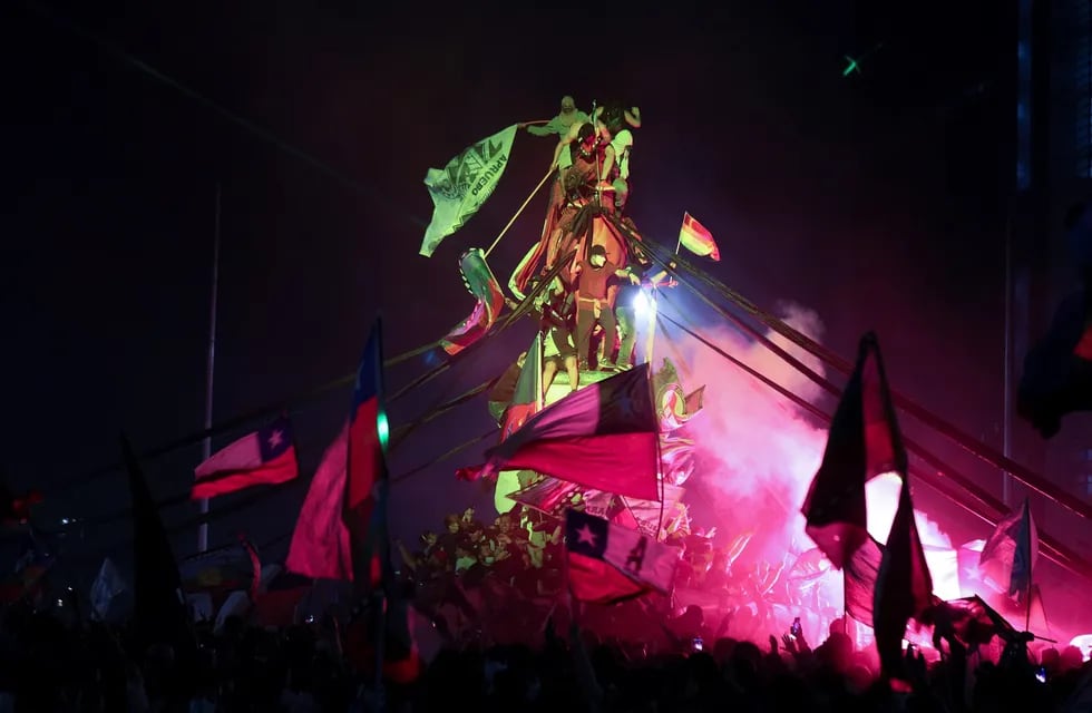 Festejos en la plaza Italia de Santiago tras el triunfo del "apruebo" en el plebiscito para reformar la Constitución - AP