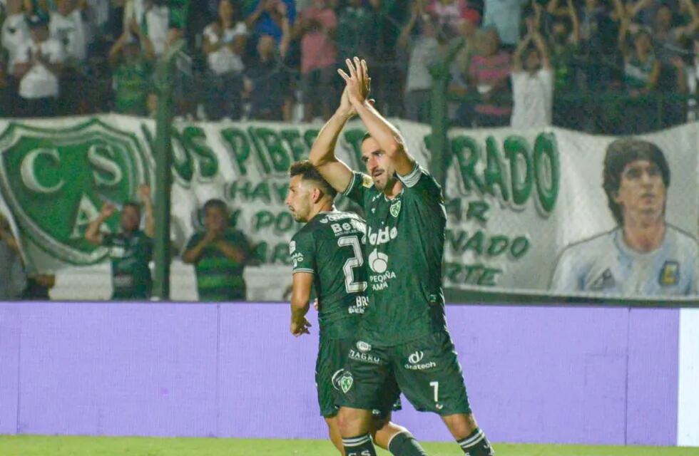 El experimentado delantero marcó en su primer partido oficial en Sarmiento. (Prensa Sarmiento).