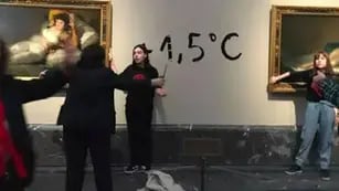 Dos activistas pegan sus manos a los marcos de 'Las Majas' de Goya.