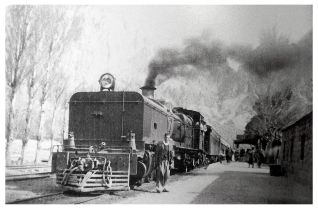 Tren a Chile 
Colección de fotografías históricas del Ferroclub Trasandino Mendoza
Tío Antonio, locomotora Garrat en Estación Uspallata
Foto: Orlando Pelichotti