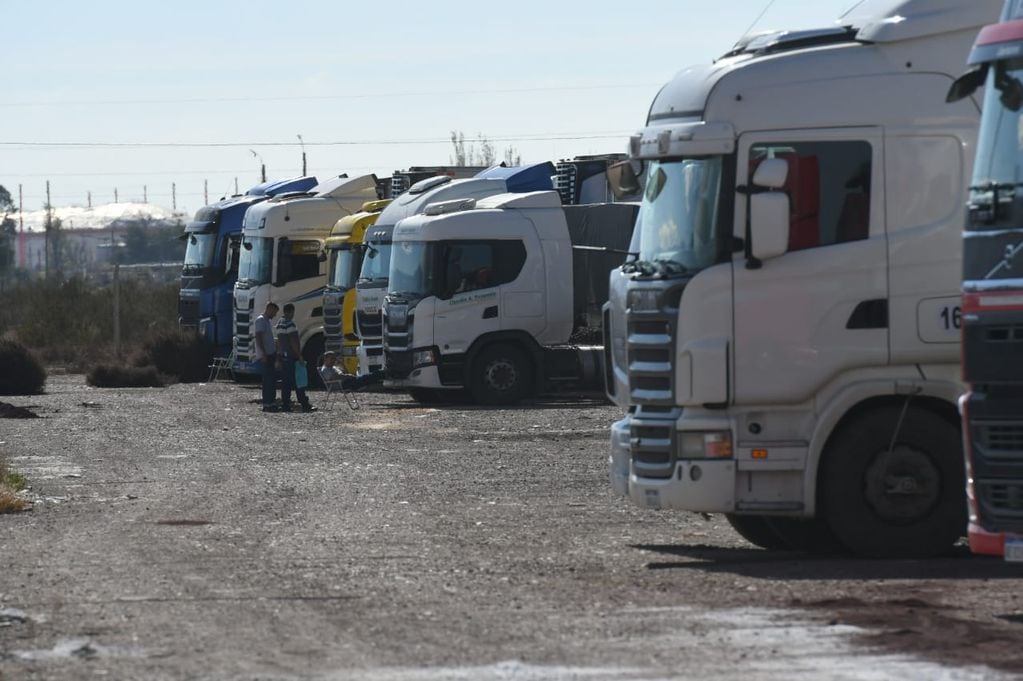 Casi 1.000 camiones están varados por el cierre del Paso a Chile que seguirá sin abrir por mal tiempo Foto Ignacio Blanco