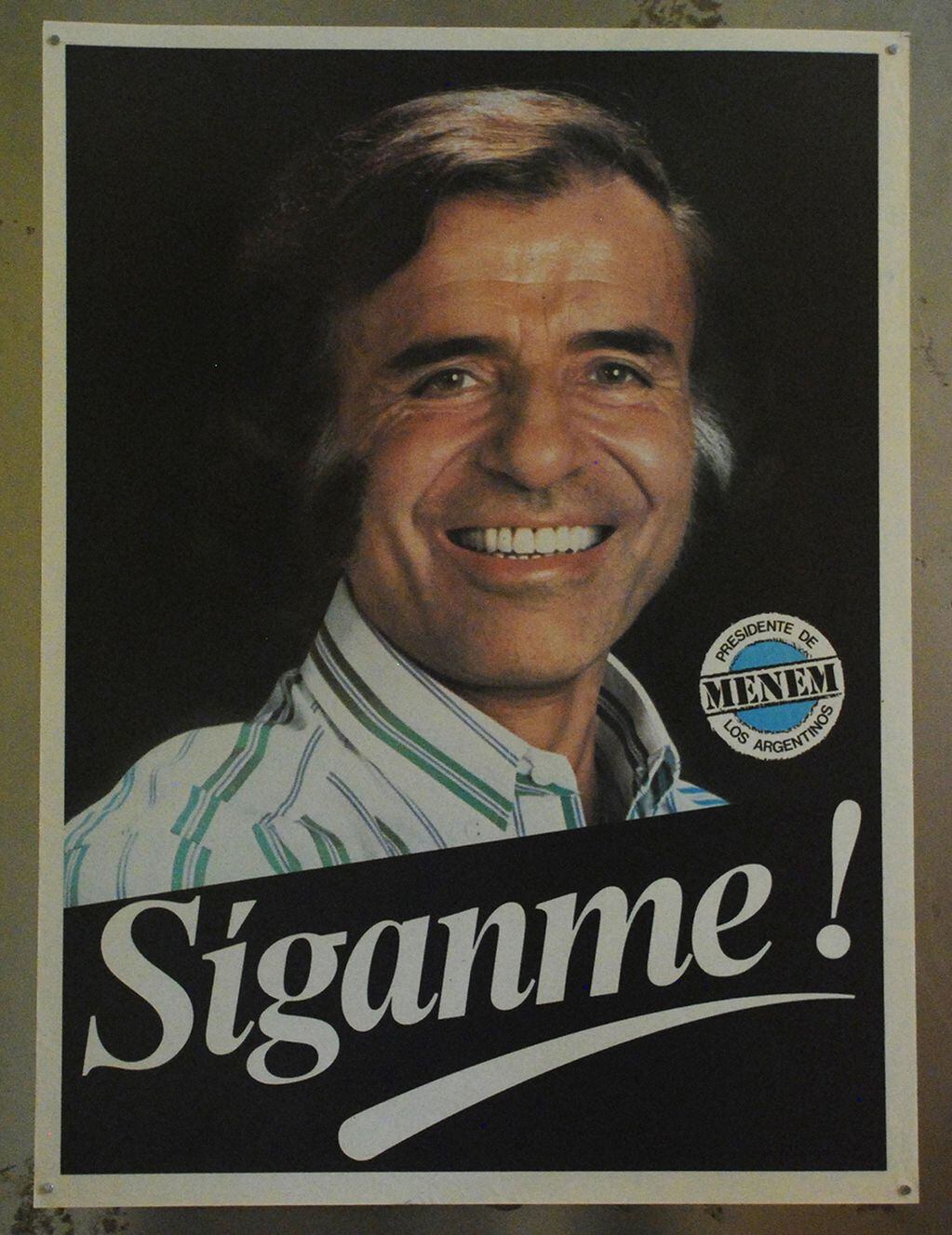 Afiche de campaña de Carlos Menem.