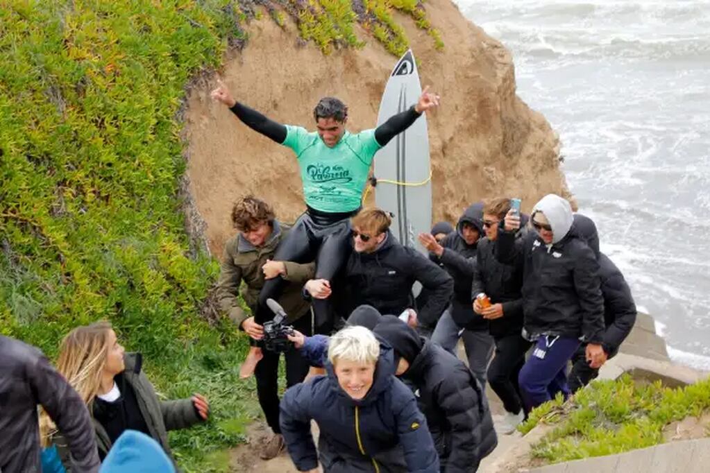 Así, en andas, lo subieron por los acantilados. El mítico lugar del surf argentino le agregó su toque a la definición del torneo. / Gentileza: Juan Mariano Antunez.
