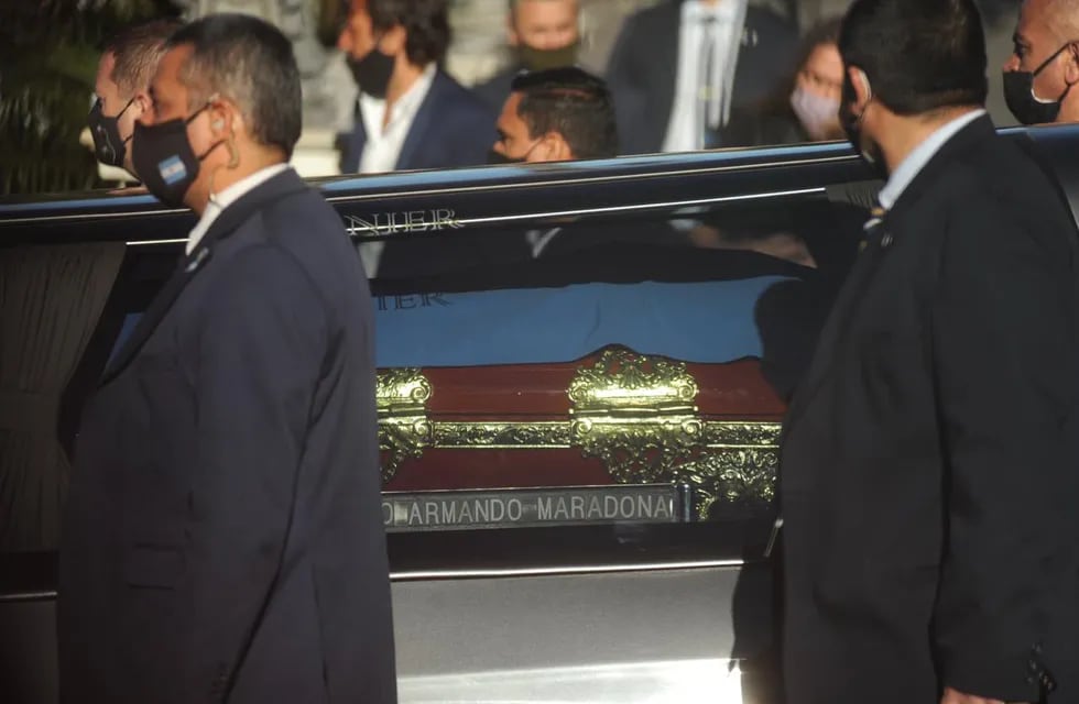 Alrededor de las 18, los restos de Maradona fueron trasladados al cementerio parque de Bella Vista.