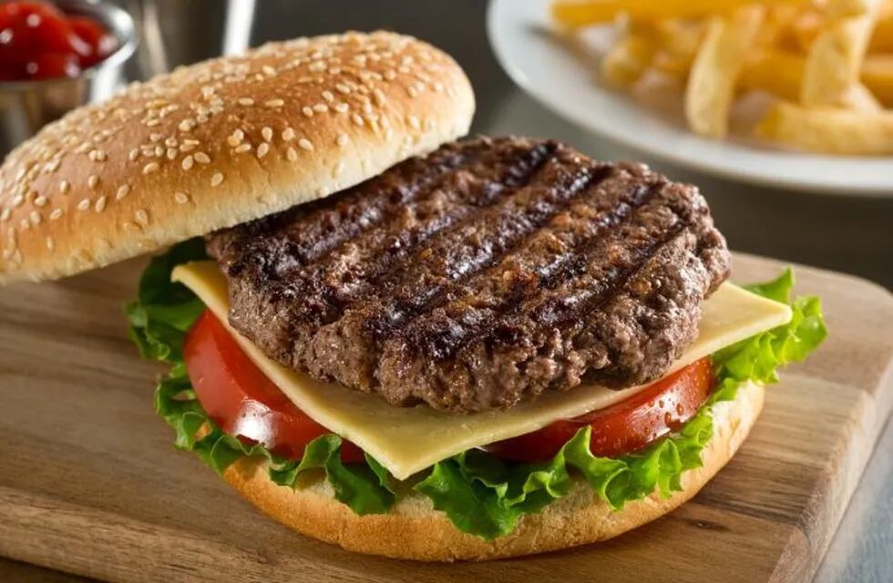 Hay que tener particular cuidado con la cocción de la carne, las hamburguesas pueden quedar mal cocidas y son muy consumidas por los niños. / imagen ilustrativa
