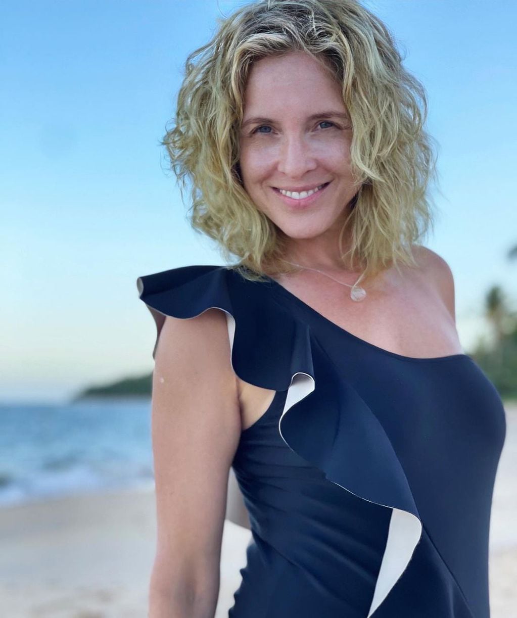 Carla Peterson al natural en la playa.