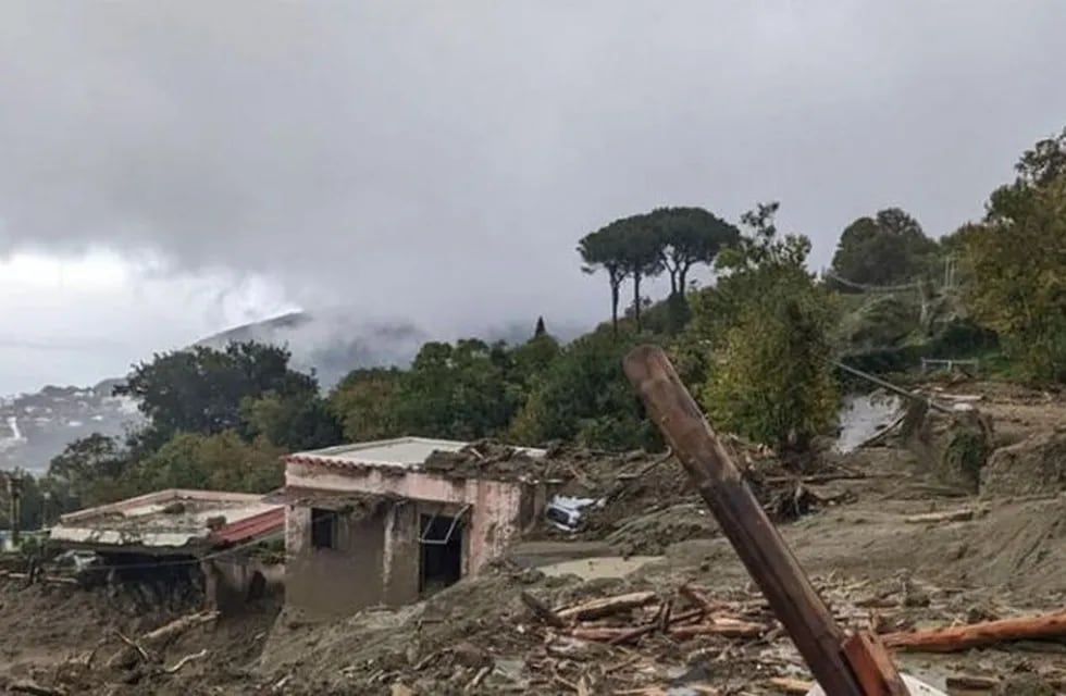 Al menos 12 desaparecidos tras un alud provocado por intensas lluvias en una isla italiana.