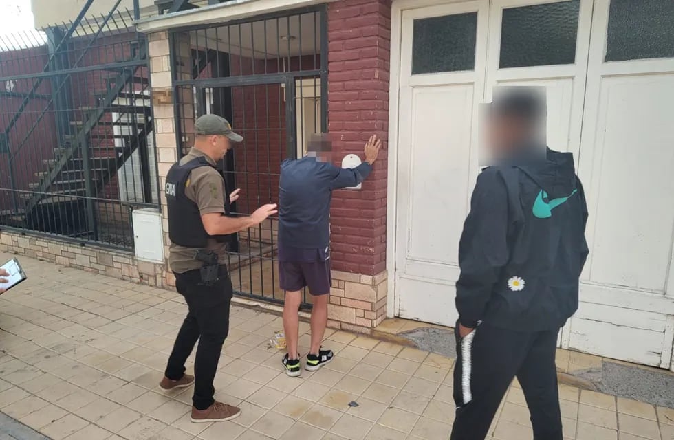 El sujeto fue detenido en la puerta de su casa, en Godoy Cruz. / Gentileza Gendarmería Nacional.