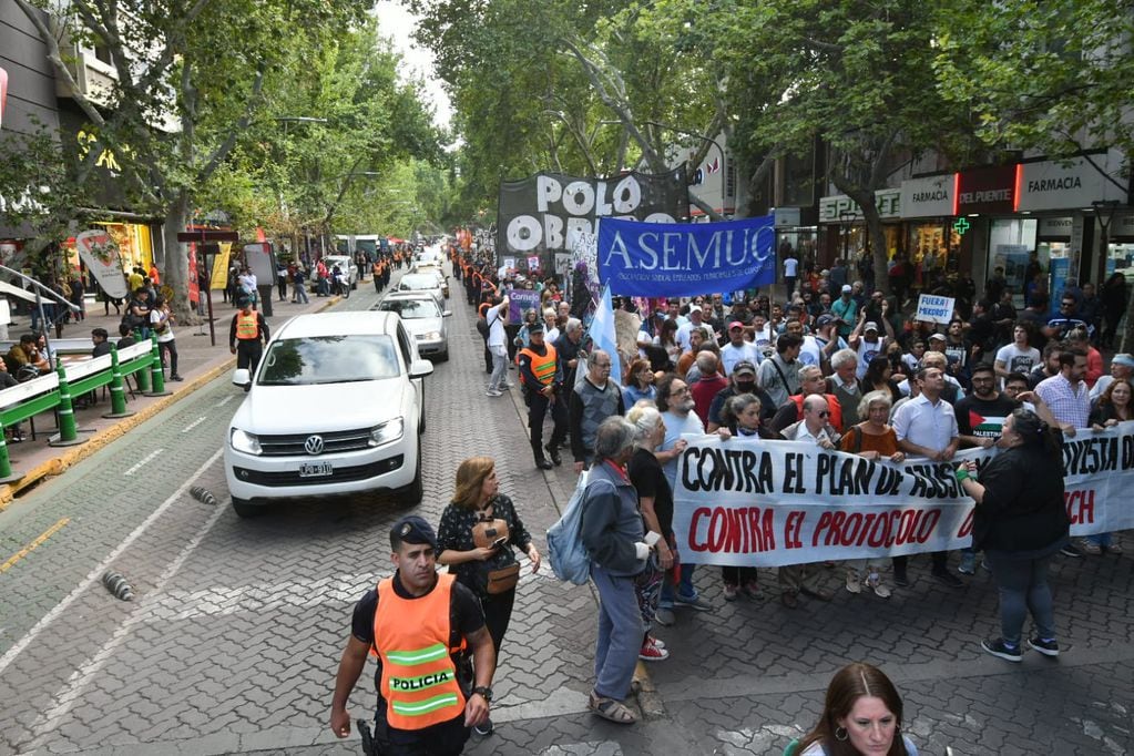 En Mendoza también hubo marcha por las calles contra el gobierno de Milei. Foto: José Gutiérrez / Los Andes