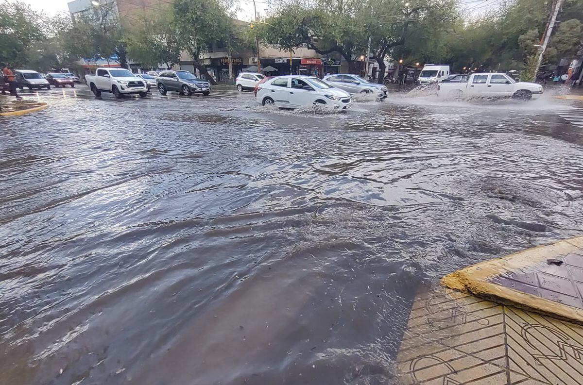 Calles inundadas tras la fuerte tormenta de granizo en Mendoza. Foto: Ignacio Blanco / Los Andes