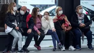 Personas esperan el colectivo en Roma (AP).