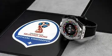 El fabricante de relojes de lujo Hublot presentó un nuevo reloj, dirigido a fanáticos del fútbol que planean mantenerse al día en la Copa.