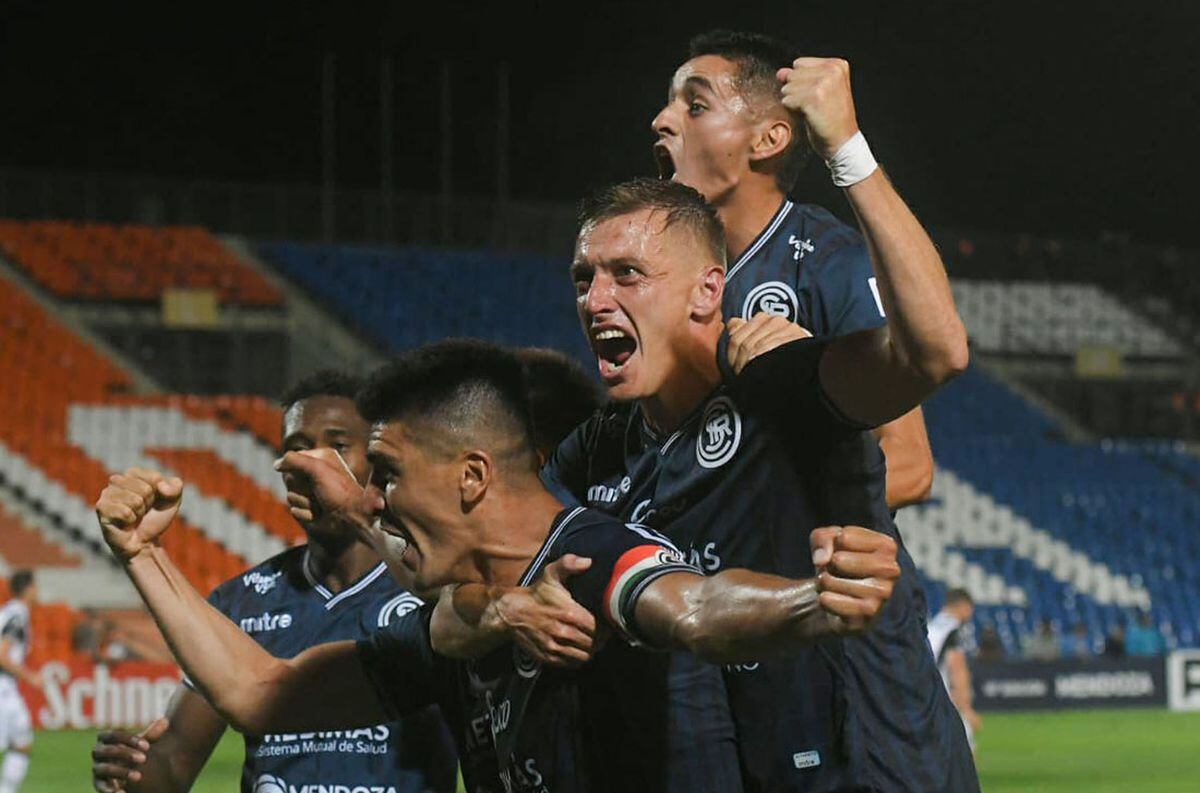 Quiroga impactó de cabeza y marcó el segundo gol de Independiente Rivadavia sobre Gimnasia y Esgrima. / IGNACIO BLANCO (LOS ANDES).